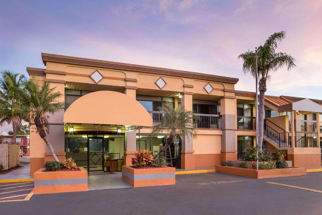 Travelodge by Wyndham Fort Myers North Main image 1